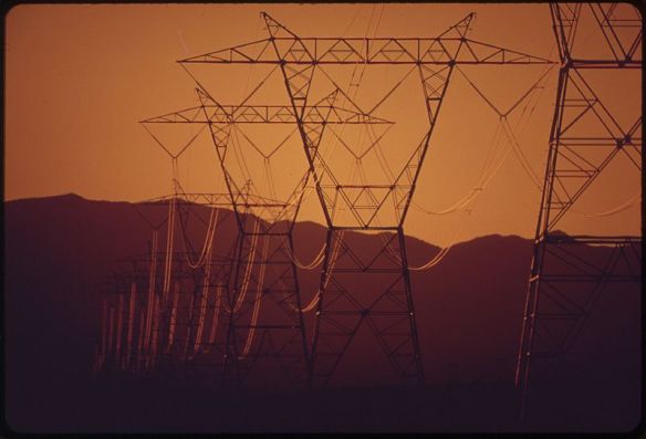 800px-POWER_LINES_PASS_FROM_NEARBY_HOOVER_DAM_TO_SOUTHERN_CALIFORNIA_-_NARA_-_549011